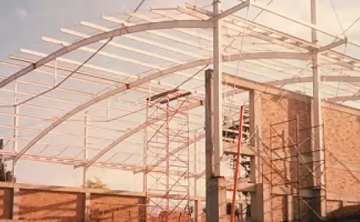 Se construyeron los edificios de: bachillerato, sede administrativa, el centro de recursos, la biblioteca y el coliseo. Se gradúa la primera promoción en 1994.